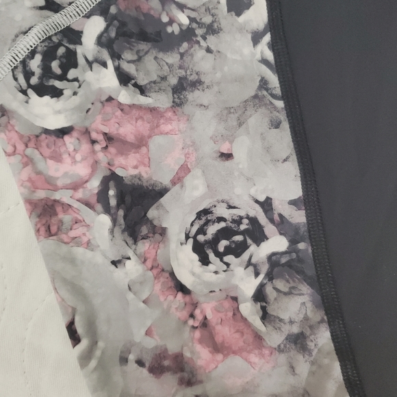 LULULEMON If You're Lucky crop black and floral prints size 8 leggings - Picture 6 of 11